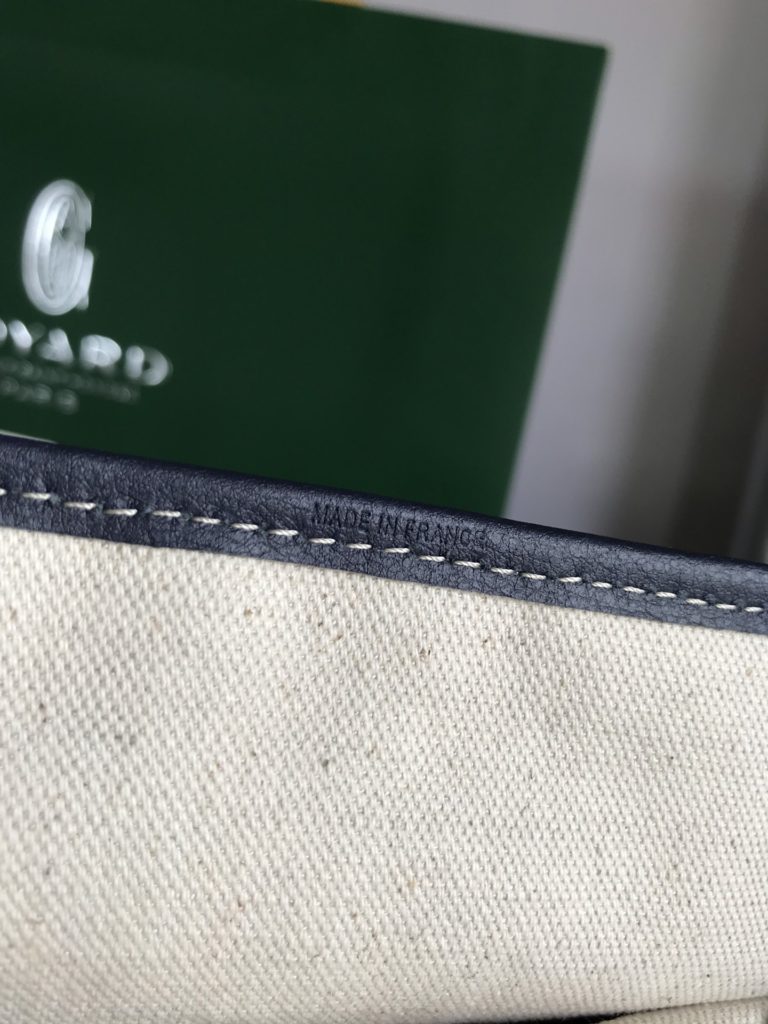 After many studies and improvements, Goyard continuously improves the fabric and leather, and customizes them exclusively in all directions ™️ Only to continuously meet the high quality requirements of customers 🔝🔝 The bottom cloth adopts customized high-quality rain dew hemp consistent with ZP 〽️， Coated with smooth gum aldose [witty] particles, the texture is comparable to that of ZP, achieving a light and sub smooth feel 🤟 The leather is [head layer South African textured leather] 👛🤘 Flexible and non irritating 💪 Switch to matching pure steel hardware 🤓 Symmetrical pattern and pure color without color difference 😘 For details, please refer to the picture [Boxing] [Boxing] Dimensions: bag opening 28cm, bottom 20 * height 19 * bottom width 10cm 🔎 020181