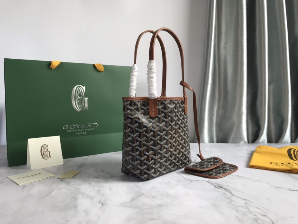 After many studies and improvements, Goyard continuously improves the fabric and leather, and customizes them exclusively in all directions ™️ Only to continuously meet the high quality requirements of customers 🔝🔝 The bottom cloth adopts customized high-quality rain dew hemp consistent with ZP 〽️， Coated with smooth gum aldose [witty] particles, the texture is comparable to that of ZP, achieving a light and sub smooth feel 🤟 The leather is [head layer South African textured leather] 👛🤘 Flexible and non irritating 💪 Switch to matching pure steel hardware 🤓 Symmetrical pattern and pure color without color difference 😘 For details, please refer to the picture [Boxing] [Boxing] Dimensions: bag opening 28cm, bottom 20 * height 19 * bottom width 10cm