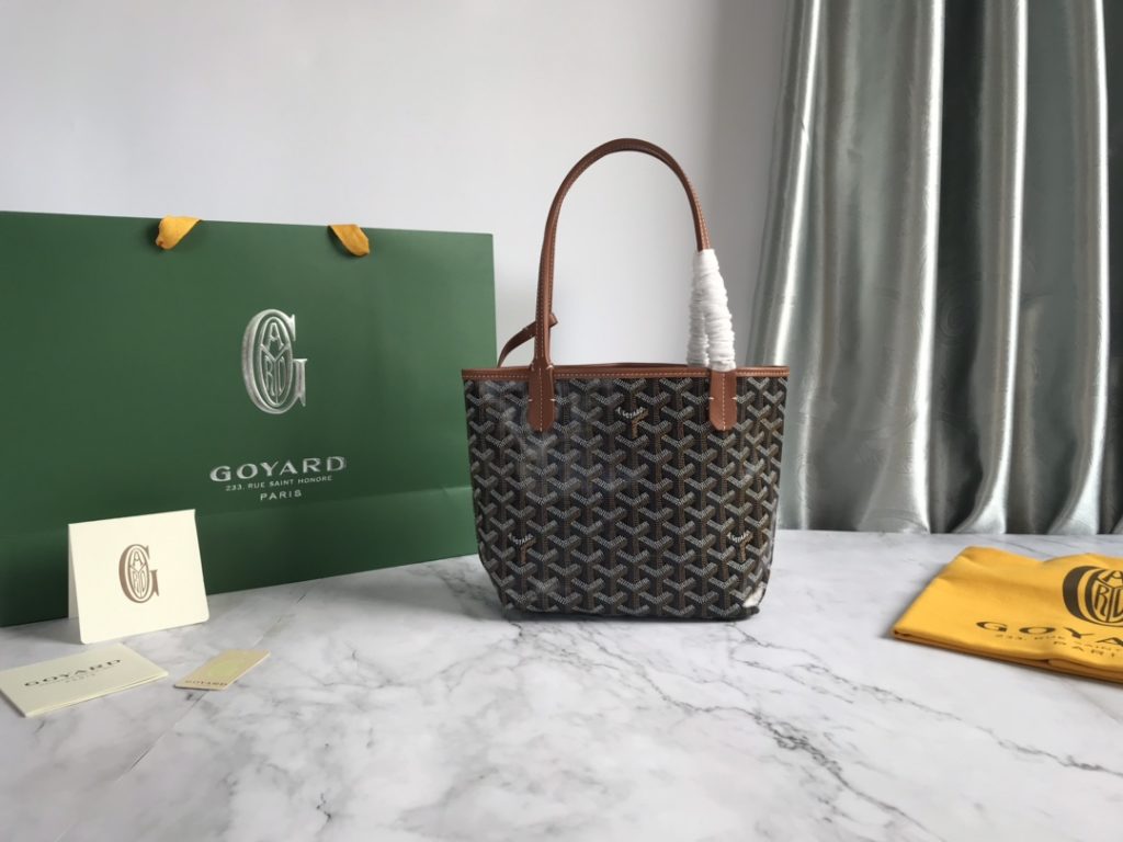 After many studies and improvements, Goyard continuously improves the fabric and leather, and customizes them exclusively in all directions ™️ Only to continuously meet the high quality requirements of customers 🔝🔝 The bottom cloth adopts customized high-quality rain dew hemp consistent with ZP 〽️， Coated with smooth gum aldose [witty] particles, the texture is comparable to that of ZP, achieving a light and sub smooth feel 🤟 The leather is [head layer South African textured leather] 👛🤘 Flexible and non irritating 💪 Switch to matching pure steel hardware 🤓 Symmetrical pattern and pure color without color difference 😘 For details, please refer to the picture [Boxing] [Boxing] Dimensions: bag opening 28cm, bottom 20 * height 19 * bottom width 10cm