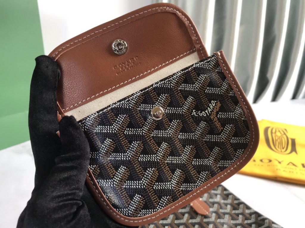 After many studies and improvements, Goyard continuously improves the fabric and leather, and customizes them exclusively in all directions ™️ Only to continuously meet the high quality requirements of customers 🔝🔝 The bottom cloth adopts customized high-quality rain dew hemp consistent with ZP 〽️， Coated with smooth gum aldose [witty] particles, the texture is comparable to that of ZP, achieving a light and sub smooth feel 🤟 The leather is [head layer South African textured leather] 👛🤘 Flexible and non irritating 💪 Switch to matching pure steel hardware 🤓 Symmetrical pattern and pure color without color difference 😘 For details, please refer to the picture [Boxing] [Boxing] Dimensions: bag opening 28cm, bottom 20 * height 19 * bottom width 10cm