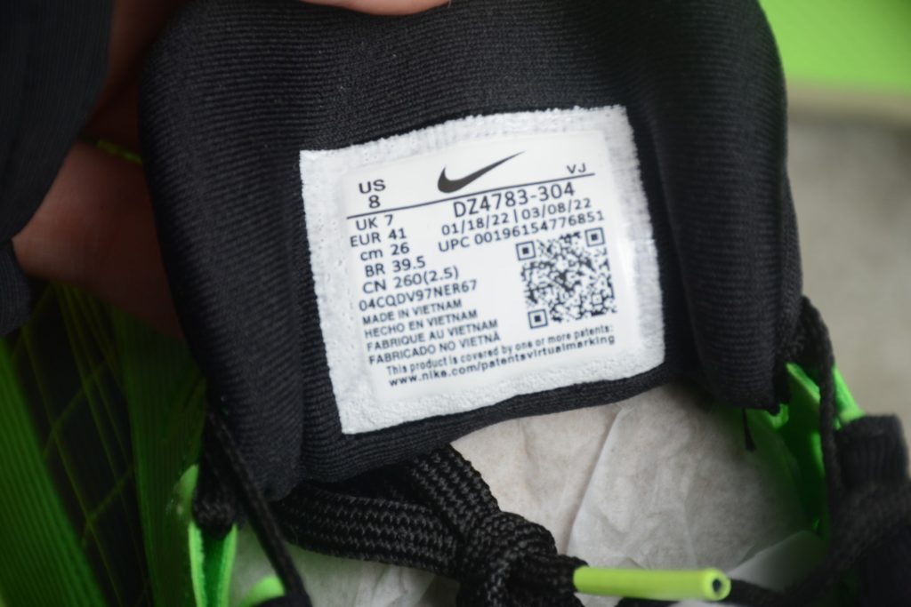 B09C Nk Zoom Fly 5 Nike Ultra Elastic Lightweight Running Shoe Item #: DZ4783-304 features Flyknit material for outstanding flexibility and easy on and off. Made with React technology, lightweight and durable foam provides a smooth, resilient ride. Combined with built-in carbon fiber board, it provides a flexible and flexible walking experience. Size: 36-40 with half size
