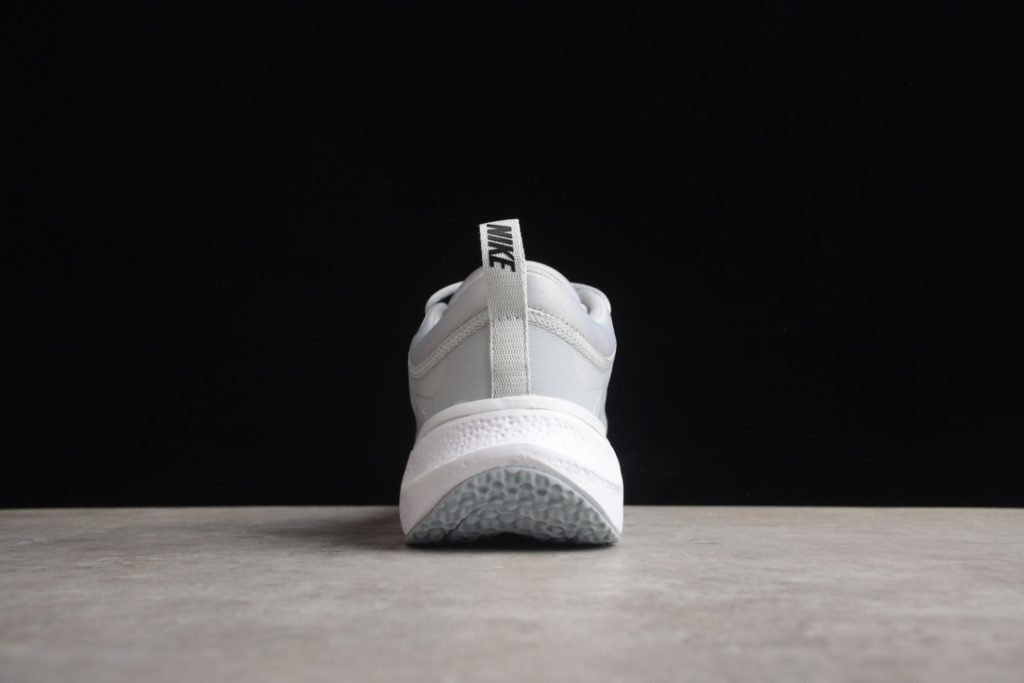 B02B Nk Spark Flyknit Nike's new cushioning technology running shoe # features a fully woven Flyknit structure on the upper for a refreshing look. There are perspective windows on the side and inner boots similar to socks, making the visual effect of the entire pair of shoes quite special# Equipped with the new Sprak midsole technology, it is made of dual density foam. The layered midsole is sandwiched with a layer of hard plastic plate. With new midsole technology and multi-layer structure, the cushioning experience after getting on the foot is bound to be no small surprise. Article Number: DZ2757-004 Size: 36 36.5 37.5 38 38.5 39 40 40.5 41 42 42.5 43 44 45