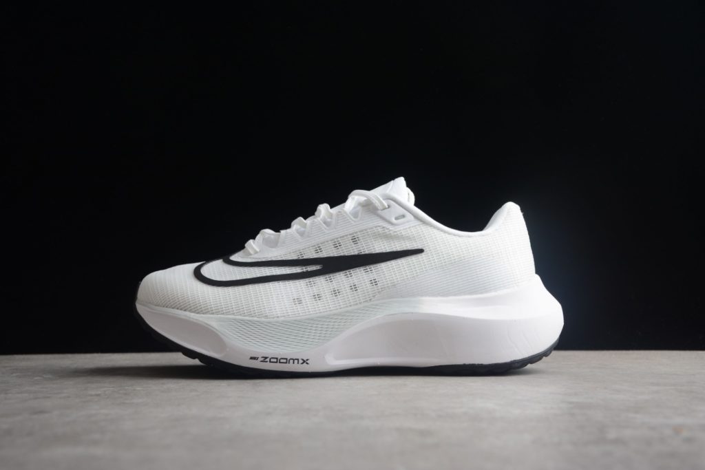 A08B Nk Zoom Fly 5 Nike Hyperelastic Carbon Board Running Shoe # features Flyknit material for outstanding flexibility and easy on and off. Made with React technology, lightweight and durable foam provides a smooth, resilient ride. Combined with built-in carbon fiber board, it provides a flexible and flexible walking experience. Product Number: DM8968-500 Size: 36 36.5 37.5 38 38.5 39 40 40.5 41 42 42.5 43 44 44.5 45