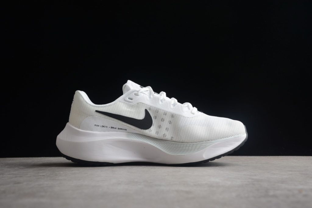 A08B Nk Zoom Fly 5 Nike Hyperelastic Carbon Board Running Shoe # features Flyknit material for outstanding flexibility and easy on and off. Made with React technology, lightweight and durable foam provides a smooth, resilient ride. Combined with built-in carbon fiber board, it provides a flexible and flexible walking experience. Product Number: DM8968-500 Size: 36 36.5 37.5 38 38.5 39 40 40.5 41 42 42.5 43 44 44.5 45