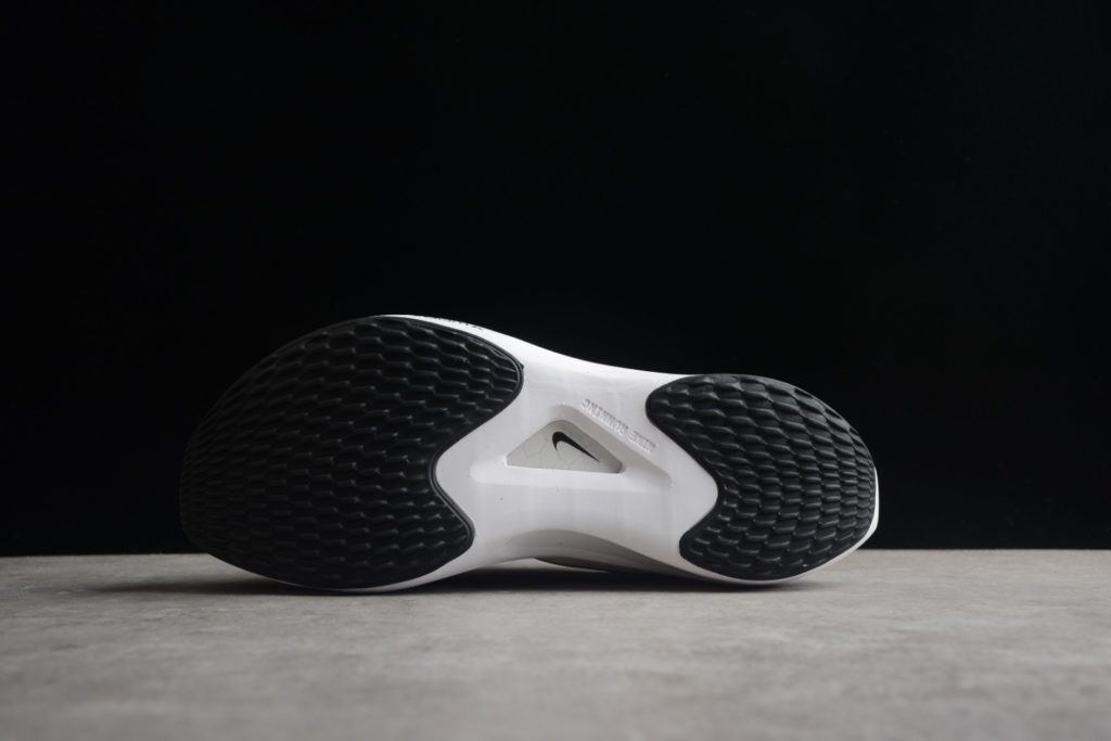 A08B Nk Zoom Fly 5 Nike Hyperelastic Carbon Board Running Shoe # features Flyknit material for outstanding flexibility and easy on and off. Made with React technology, lightweight and durable foam provides a smooth, resilient ride. Combined with built-in carbon fiber board, it provides a flexible and flexible walking experience. Product Number: DM8968-500 Size: 36 36.5 37.5 38 38.5 39 40 40.5 41 42 42.5 43 44 44.5 45