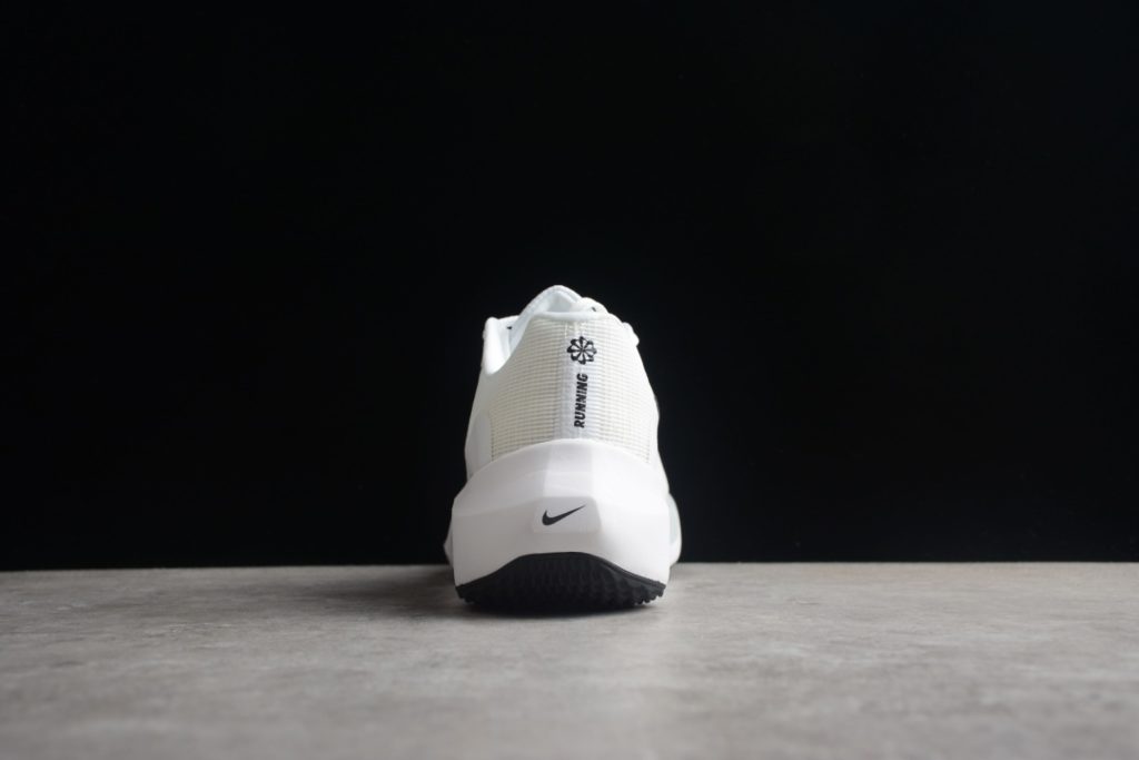 A08B Nk Zoom Fly 5 Nike Hyperelastic Carbon Board Running Shoe # features Flyknit material for outstanding flexibility and easy on and off. Made with React technology, lightweight and durable foam provides a smooth, resilient ride. Combined with built-in carbon fiber board, it provides a flexible and flexible walking experience. Product Number: DM8968-500 Size: 36 36.5 37.5 38 38.5 39 40 40.5 41 42 42.5 43 44 44.5 45
