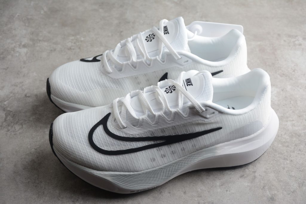 A08B Nk Zoom Fly 5 Nike Hyperelastic Carbon Board Running Shoe # features Flyknit material for outstanding flexibility and easy on and off. Made with React technology, lightweight and durable foam provides a smooth, resilient ride. Combined with built-in carbon fiber board, it provides a flexible and flexible walking experience. Product Number: DM8968-500 Size: 36 36.5 37.5 38 38.5 39 40 40.5 41 42 42.5 43 44 44.5 45