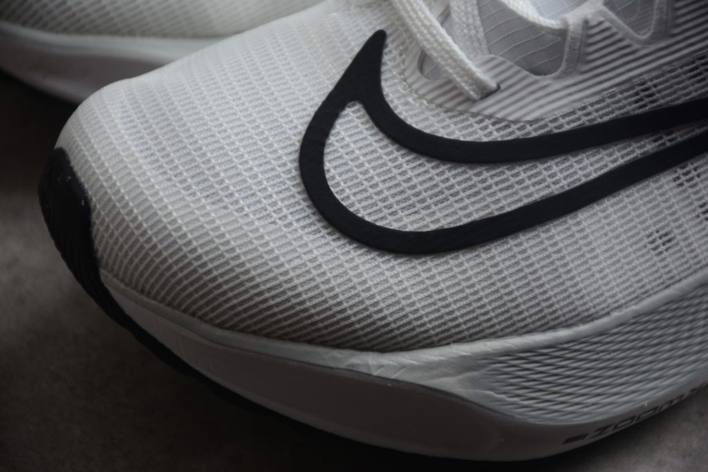 A08B Nk Zoom Fly 5 Nike Hyperelastic Carbon Board Running Shoe # features Flyknit material for outstanding flexibility and easy on and off. Made with React technology, lightweight and durable foam provides a smooth, resilient ride. Combined with built-in carbon fiber board, it provides a flexible and flexible walking experience. Product Number: DM8968-500 Size: 36 36.5 37.5 38 38.5 39 40 40.5 41 42 42.5 43 44 44.5 45