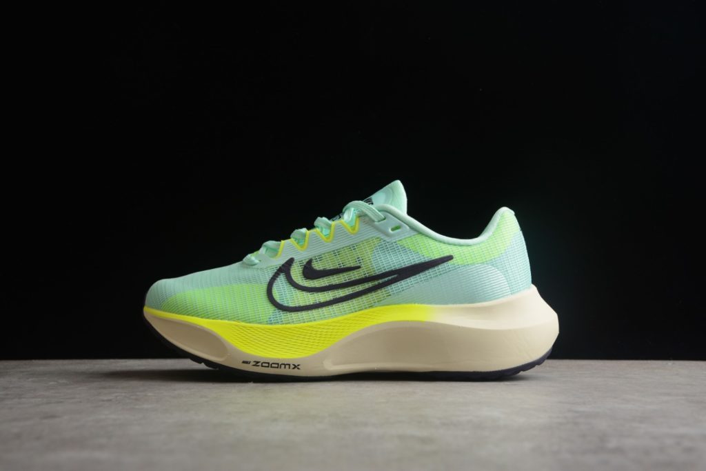 A08B Nk Zoom Fly 5 Nike Hyperelastic Carbon Board Running Shoe # features Flyknit material for outstanding flexibility and easy on and off. Made with React technology, lightweight and durable foam provides a smooth, resilient ride. Combined with built-in carbon fiber board, it provides a flexible and flexible walking experience. Product Number: DM8968-300 Size: 36 36.5 37.5 38 38.5 39 40 40.5 41 42 42.5 43 44 44.5 45