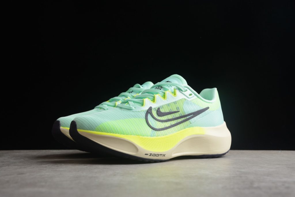 A08B Nk Zoom Fly 5 Nike Hyperelastic Carbon Board Running Shoe # features Flyknit material for outstanding flexibility and easy on and off. Made with React technology, lightweight and durable foam provides a smooth, resilient ride. Combined with built-in carbon fiber board, it provides a flexible and flexible walking experience. Product Number: DM8968-300 Size: 36 36.5 37.5 38 38.5 39 40 40.5 41 42 42.5 43 44 44.5 45
