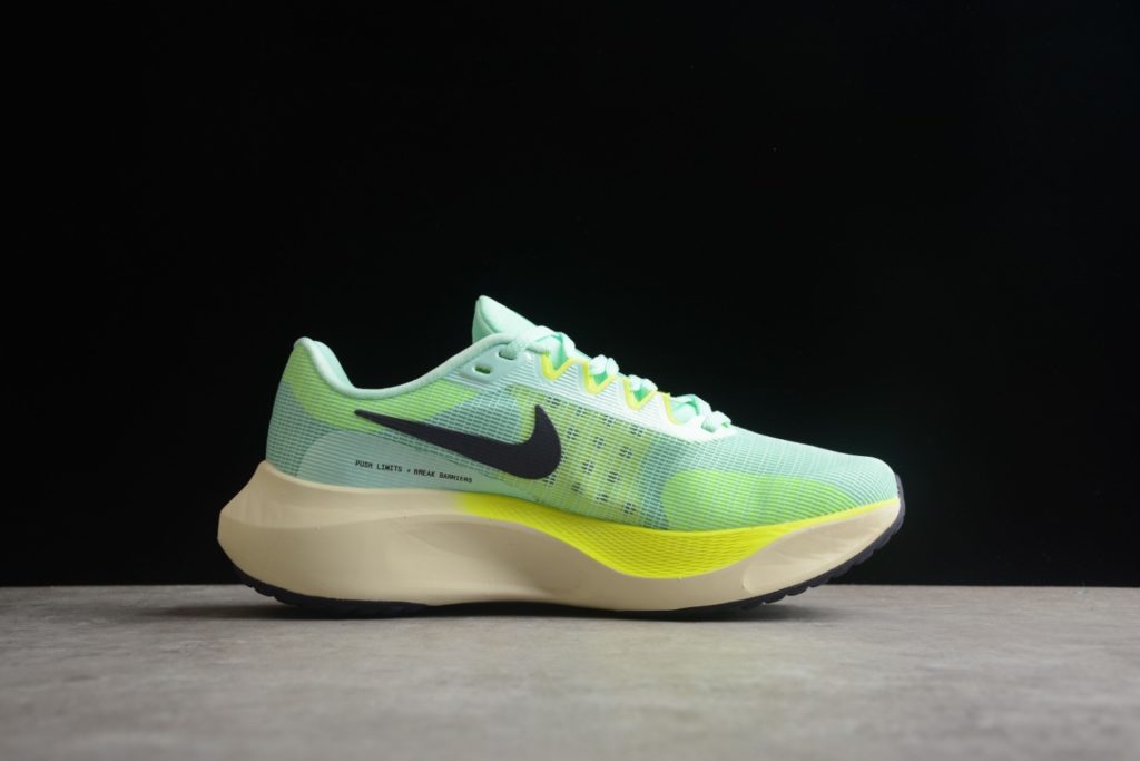 A08B Nk Zoom Fly 5 Nike Hyperelastic Carbon Board Running Shoe # features Flyknit material for outstanding flexibility and easy on and off. Made with React technology, lightweight and durable foam provides a smooth, resilient ride. Combined with built-in carbon fiber board, it provides a flexible and flexible walking experience. Product Number: DM8968-300 Size: 36 36.5 37.5 38 38.5 39 40 40.5 41 42 42.5 43 44 44.5 45