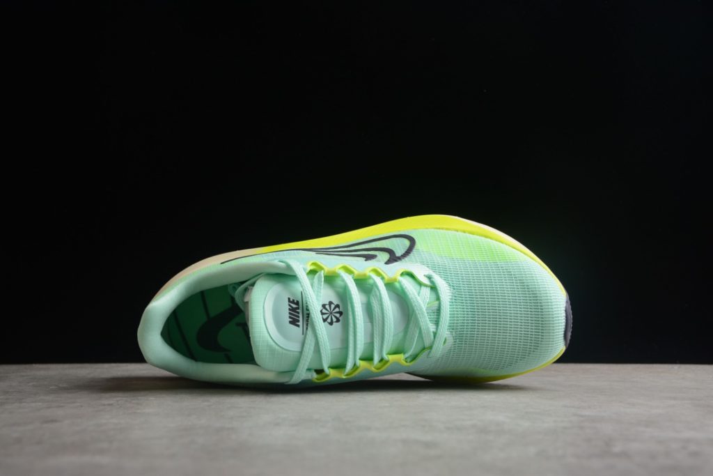 A08B Nk Zoom Fly 5 Nike Hyperelastic Carbon Board Running Shoe # features Flyknit material for outstanding flexibility and easy on and off. Made with React technology, lightweight and durable foam provides a smooth, resilient ride. Combined with built-in carbon fiber board, it provides a flexible and flexible walking experience. Product Number: DM8968-300 Size: 36 36.5 37.5 38 38.5 39 40 40.5 41 42 42.5 43 44 44.5 45