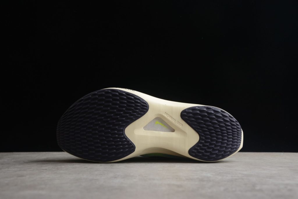 A08B Nk Zoom Fly 5 Nike Hyperelastic Carbon Board Running Shoe # features Flyknit material for outstanding flexibility and easy on and off. Made with React technology, lightweight and durable foam provides a smooth, resilient ride. Combined with built-in carbon fiber board, it provides a flexible and flexible walking experience. Product Number: DM8968-300 Size: 36 36.5 37.5 38 38.5 39 40 40.5 41 42 42.5 43 44 44.5 45