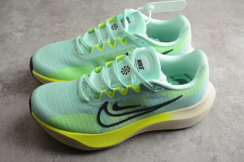 A08B Nk Zoom Fly 5 Nike Hyperelastic Carbon Board Running Shoe # features Flyknit material for outstanding flexibility and easy on and off. Made with React technology, lightweight and durable foam provides a smooth, resilient ride. Combined with built-in carbon fiber board, it provides a flexible and flexible walking experience. Product Number: DM8968-300 Size: 36 36.5 37.5 38 38.5 39 40 40.5 41 42 42.5 43 44 44.5 45