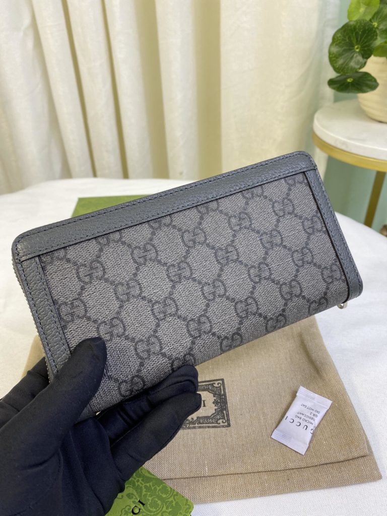 Ophidia Full Zip Wallet This full zip wallet is made from gray and black GG Supreme canvas, with gray leather piping for a modern and stylish look. Palladium tone dual G accessories add charm to the entire look. Model No.: 706844 Dimensions: 19cm (W) x 10.5cm (H) x 2.5cm (D)