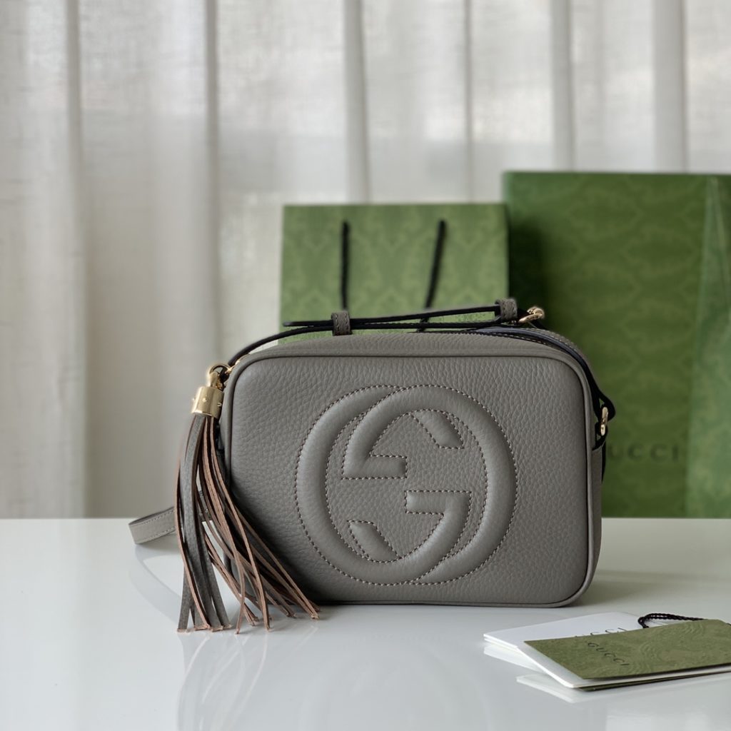 The soho series' My Good Life 'small and cute tassel camera messenger bag is an ideal bag for women to carry daily necessities such as cosmetics and mobile phone items. The exterior is made of Italian full grain natural textured cow leather, with a wear-resistant and scratch resistant linen lining, customized vacuum plated light gold hardware, and a unique embossed logo design on the exterior. size：21<em>16</em>7cm