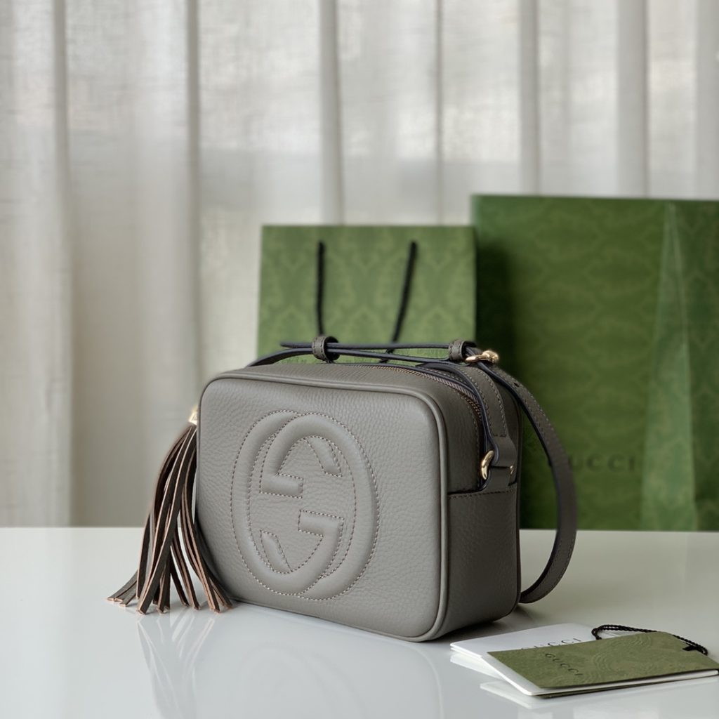 The soho series' My Good Life 'small and cute tassel camera messenger bag is an ideal bag for women to carry daily necessities such as cosmetics and mobile phone items. The exterior is made of Italian full grain natural textured cow leather, with a wear-resistant and scratch resistant linen lining, customized vacuum plated light gold hardware, and a unique embossed logo design on the exterior. size：21<em>16</em>7cm