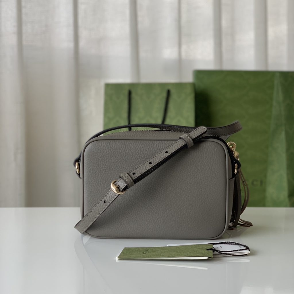 The soho series' My Good Life 'small and cute tassel camera messenger bag is an ideal bag for women to carry daily necessities such as cosmetics and mobile phone items. The exterior is made of Italian full grain natural textured cow leather, with a wear-resistant and scratch resistant linen lining, customized vacuum plated light gold hardware, and a unique embossed logo design on the exterior. size：21<em>16</em>7cm