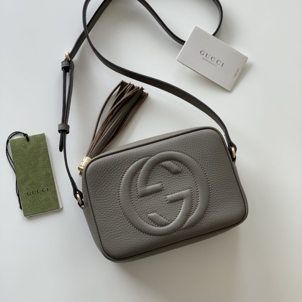 The soho series' My Good Life 'small and cute tassel camera messenger bag is an ideal bag for women to carry daily necessities such as cosmetics and mobile phone items. The exterior is made of Italian full grain natural textured cow leather, with a wear-resistant and scratch resistant linen lining, customized vacuum plated light gold hardware, and a unique embossed logo design on the exterior. size：21<em>16</em>7cm