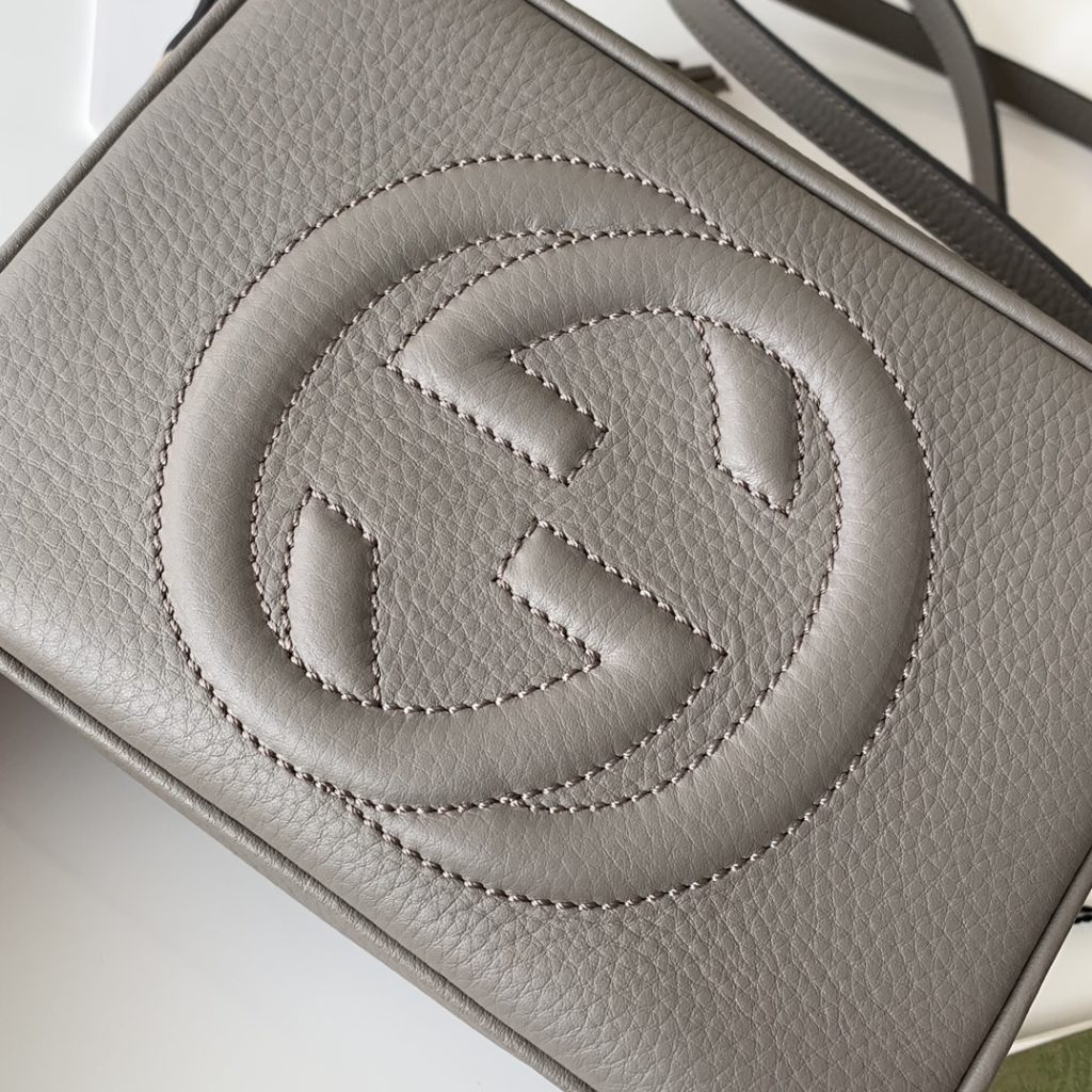 The soho series' My Good Life 'small and cute tassel camera messenger bag is an ideal bag for women to carry daily necessities such as cosmetics and mobile phone items. The exterior is made of Italian full grain natural textured cow leather, with a wear-resistant and scratch resistant linen lining, customized vacuum plated light gold hardware, and a unique embossed logo design on the exterior. size：21<em>16</em>7cm