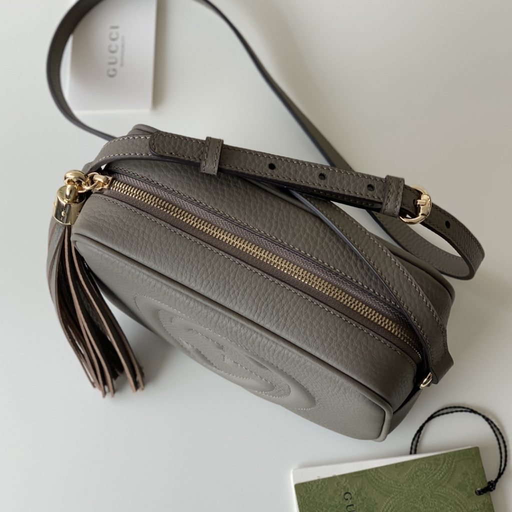 The soho series' My Good Life 'small and cute tassel camera messenger bag is an ideal bag for women to carry daily necessities such as cosmetics and mobile phone items. The exterior is made of Italian full grain natural textured cow leather, with a wear-resistant and scratch resistant linen lining, customized vacuum plated light gold hardware, and a unique embossed logo design on the exterior. size：21<em>16</em>7cm