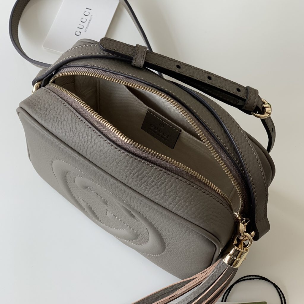 The soho series' My Good Life 'small and cute tassel camera messenger bag is an ideal bag for women to carry daily necessities such as cosmetics and mobile phone items. The exterior is made of Italian full grain natural textured cow leather, with a wear-resistant and scratch resistant linen lining, customized vacuum plated light gold hardware, and a unique embossed logo design on the exterior. size：21<em>16</em>7cm