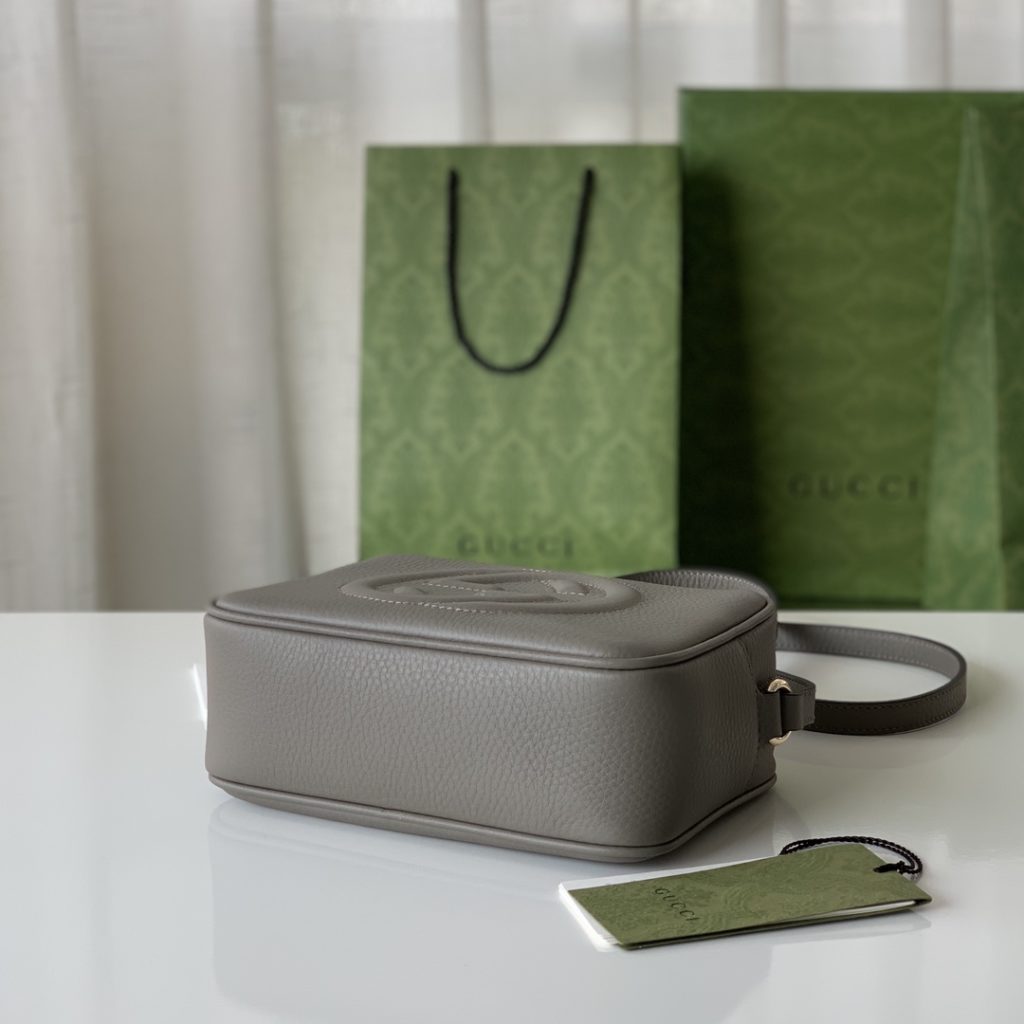 The soho series' My Good Life 'small and cute tassel camera messenger bag is an ideal bag for women to carry daily necessities such as cosmetics and mobile phone items. The exterior is made of Italian full grain natural textured cow leather, with a wear-resistant and scratch resistant linen lining, customized vacuum plated light gold hardware, and a unique embossed logo design on the exterior. size：21<em>16</em>7cm
