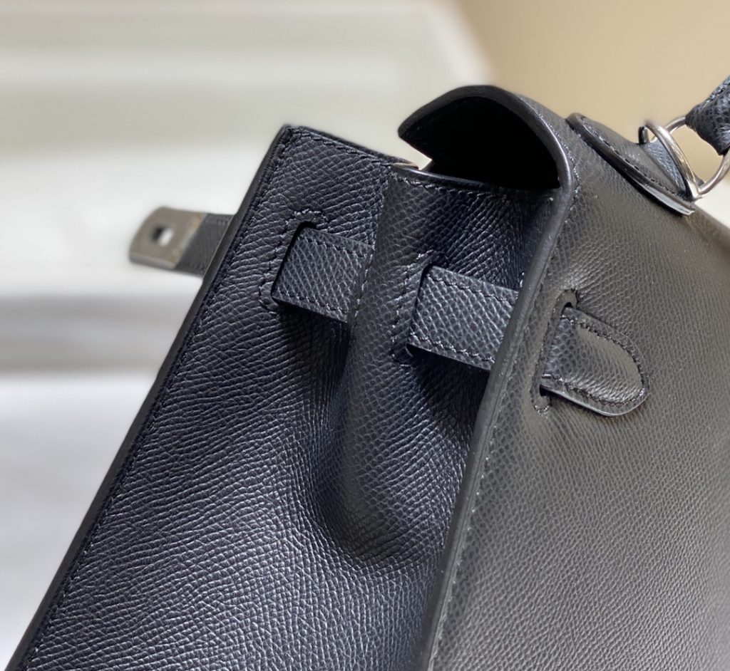 𝑬 𝒑 𝒔 𝒐 𝒎 𝑲 𝒆 𝒍 𝒍 𝒚 Hermes has transcended simple identity symbols in today's era_ More of a cultural symbol of spirit 🎶 With a lot of love for Kelly ❤️ No matter how the back is, it highlights a distinctive elegance 〰️ 25cm 28cm