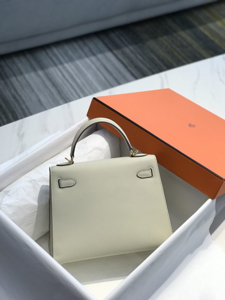 𝑬 𝒑 𝒔 𝒐 𝒎 𝑲 𝒆 𝒍 𝒍 𝒚 Hermes has transcended simple identity symbols in today's era_ More of a cultural symbol of spirit 🎶 With a lot of love for Kelly ❤️ No matter how the back is, it highlights a distinctive elegance 〰️ 25cm 28cm