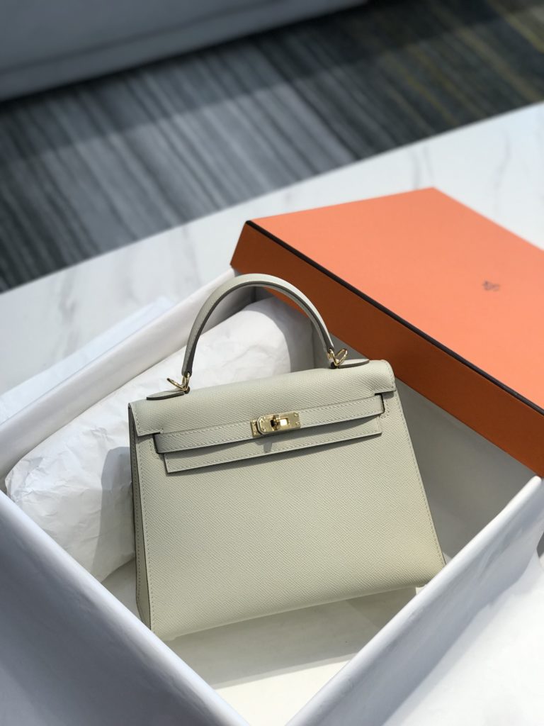 𝑬 𝒑 𝒔 𝒐 𝒎 𝑲 𝒆 𝒍 𝒍 𝒚 Hermes has transcended simple identity symbols in today's era_ More of a cultural symbol of spirit 🎶 With a lot of love for Kelly ❤️ No matter how the back is, it highlights a distinctive elegance 〰️ 25cm 28cm