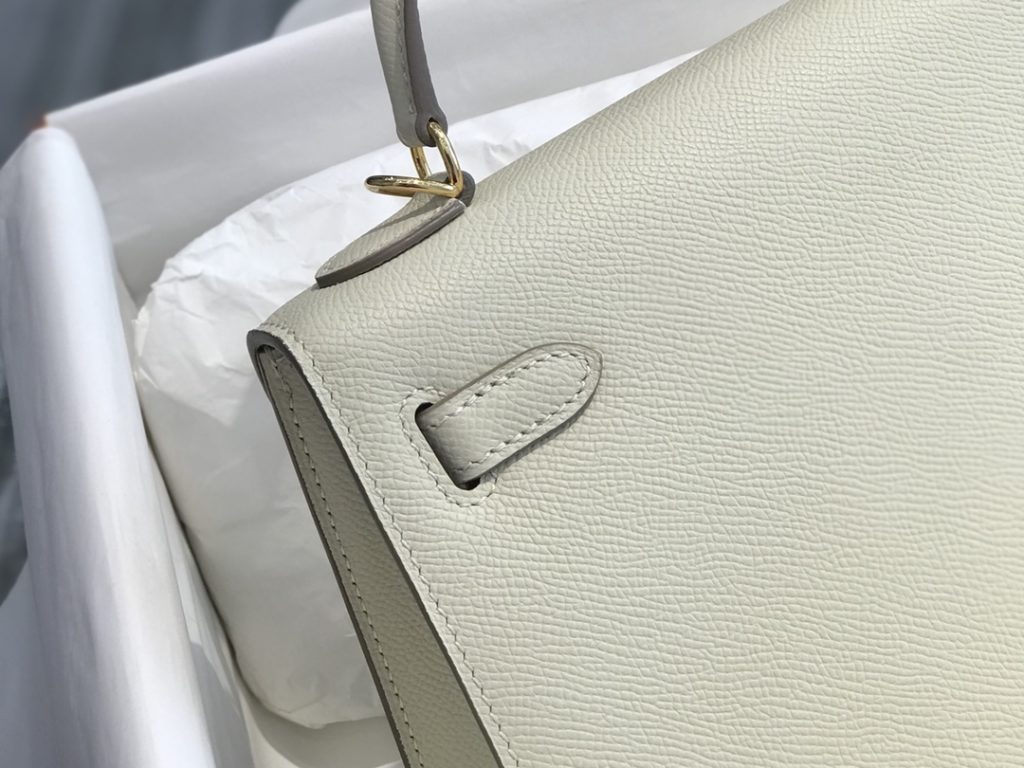 𝑬 𝒑 𝒔 𝒐 𝒎 𝑲 𝒆 𝒍 𝒍 𝒚 Hermes has transcended simple identity symbols in today's era_ More of a cultural symbol of spirit 🎶 With a lot of love for Kelly ❤️ No matter how the back is, it highlights a distinctive elegance 〰️ 25cm 28cm