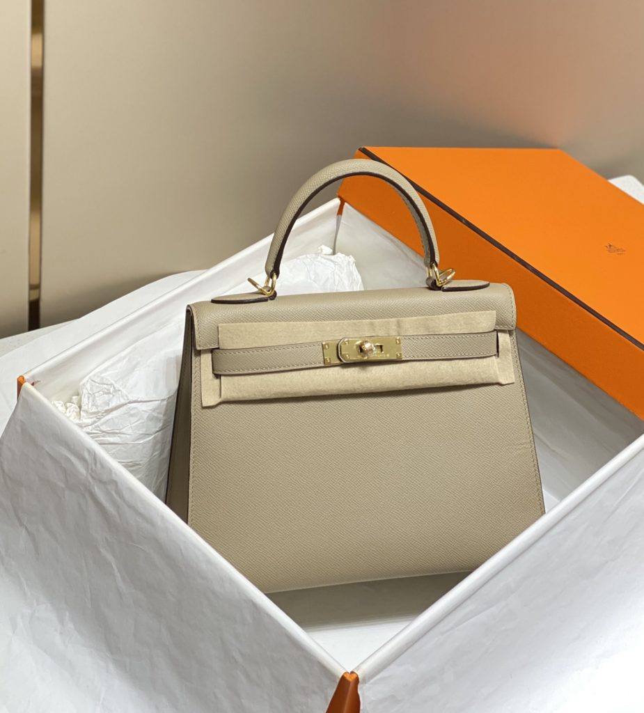 𝑬 𝒑 𝒔 𝒐 𝒎 𝑲 𝒆 𝒍 𝒍 𝒚 Hermes has transcended simple identity symbols in today's era_ More of a cultural symbol of spirit 🎶 With a lot of love for Kelly ❤️ No matter how the back is, it highlights a distinctive elegance 〰️ 28cm