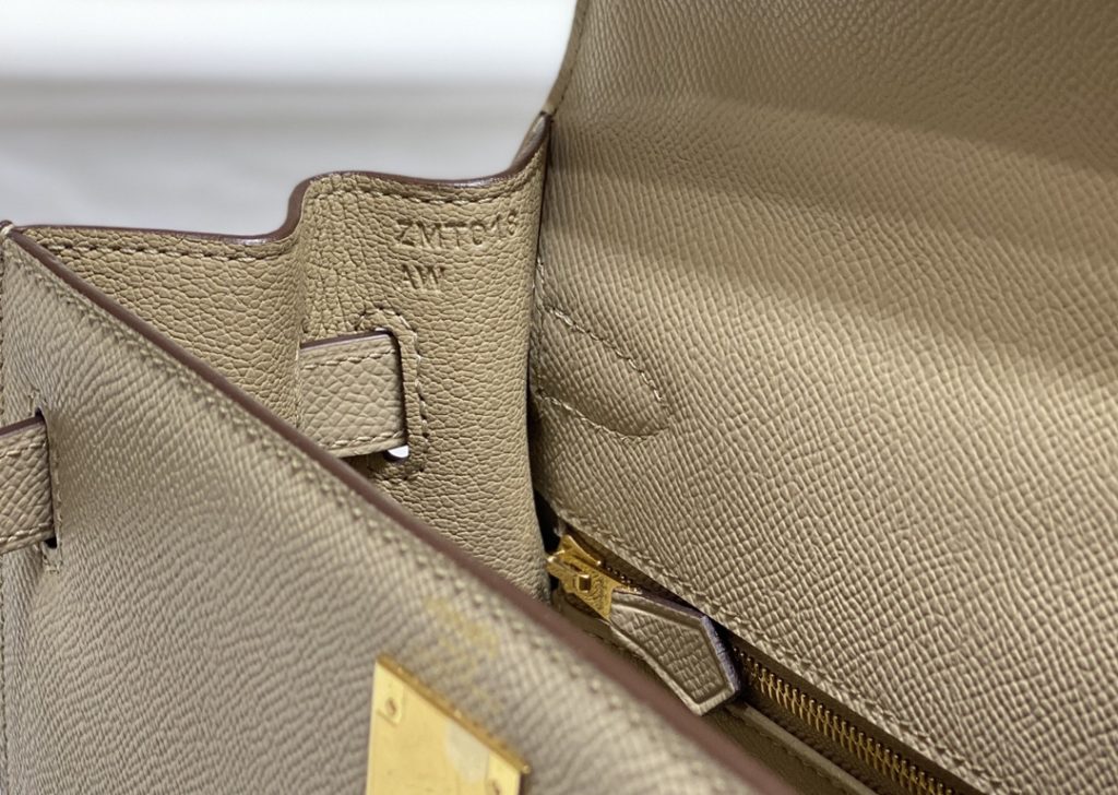 𝑬 𝒑 𝒔 𝒐 𝒎 𝑲 𝒆 𝒍 𝒍 𝒚 Hermes has transcended simple identity symbols in today's era_ More of a cultural symbol of spirit 🎶 With a lot of love for Kelly ❤️ No matter how the back is, it highlights a distinctive elegance 〰️ 28cm