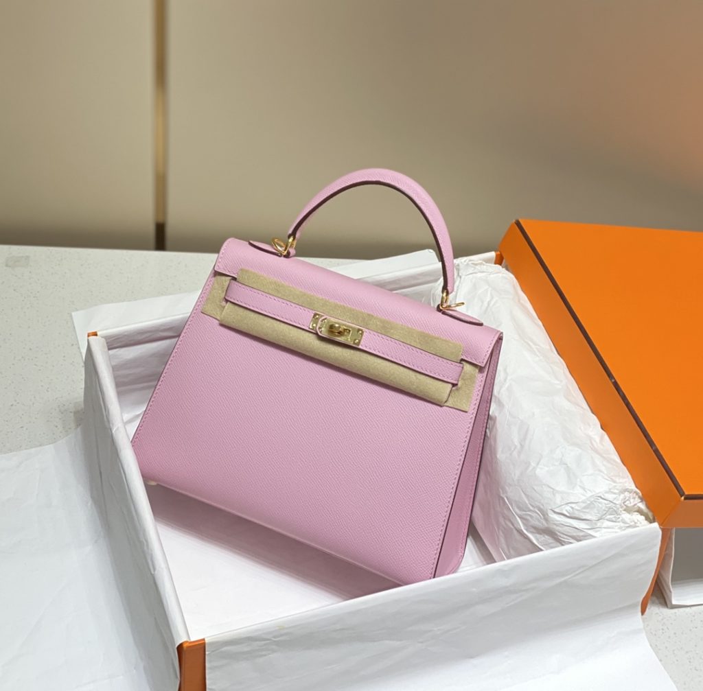 𝑬 𝒑 𝒔 𝒐 𝒎 𝑲 𝒆 𝒍 𝒍 𝒚 Hermes has transcended simple identity symbols in today's era_ More of a cultural symbol of spirit 🎶 With a lot of love for Kelly ❤️ No matter how the back is, it highlights a distinctive elegance 〰️ 28cm