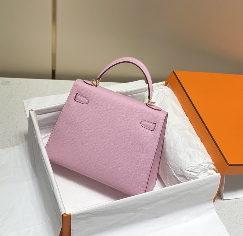 𝑬 𝒑 𝒔 𝒐 𝒎 𝑲 𝒆 𝒍 𝒍 𝒚 Hermes has transcended simple identity symbols in today's era_ More of a cultural symbol of spirit 🎶 With a lot of love for Kelly ❤️ No matter how the back is, it highlights a distinctive elegance 〰️ 28cm