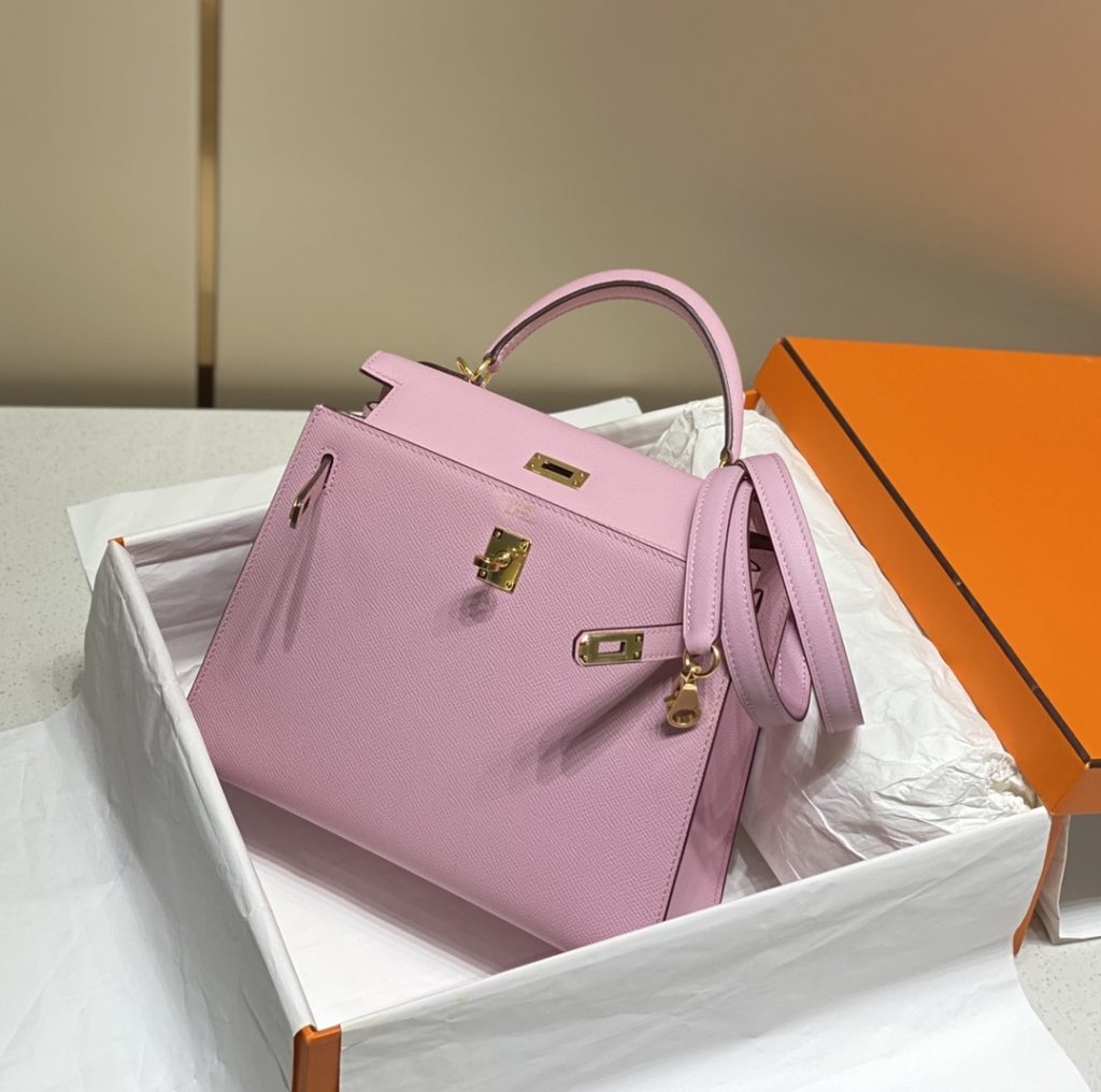𝑬 𝒑 𝒔 𝒐 𝒎 𝑲 𝒆 𝒍 𝒍 𝒚 Hermes has transcended simple identity symbols in today's era_ More of a cultural symbol of spirit 🎶 With a lot of love for Kelly ❤️ No matter how the back is, it highlights a distinctive elegance 〰️ 28cm