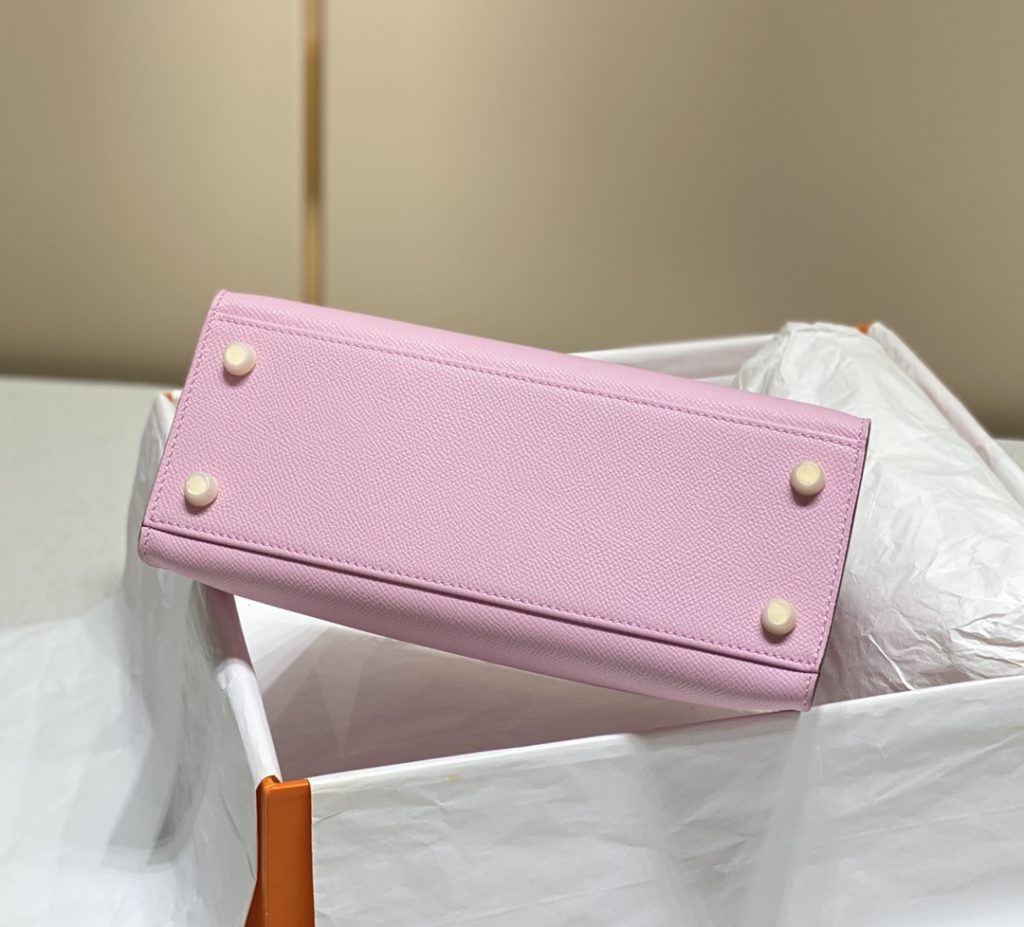 𝑬 𝒑 𝒔 𝒐 𝒎 𝑲 𝒆 𝒍 𝒍 𝒚 Hermes has transcended simple identity symbols in today's era_ More of a cultural symbol of spirit 🎶 With a lot of love for Kelly ❤️ No matter how the back is, it highlights a distinctive elegance 〰️ 28cm
