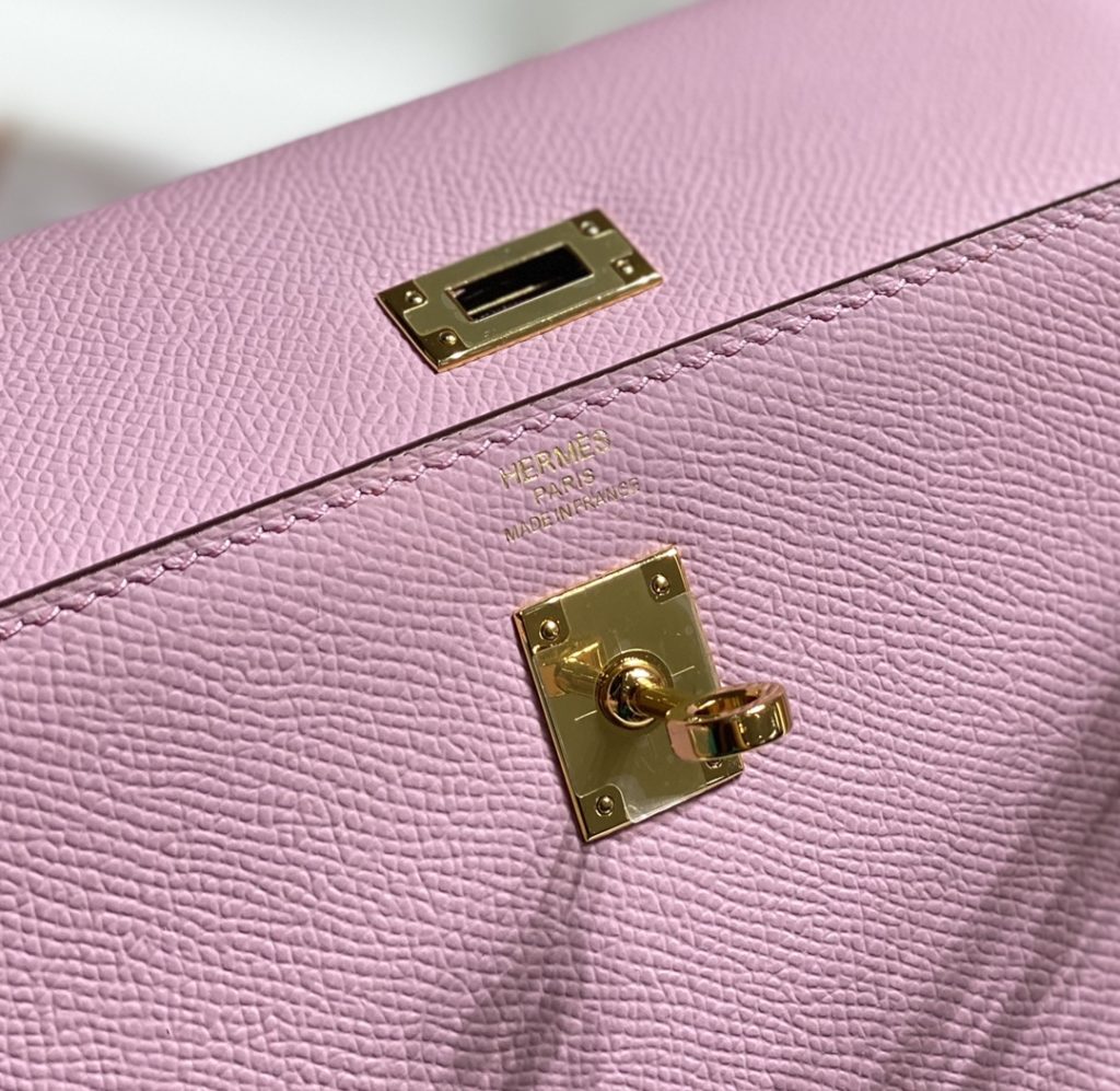 𝑬 𝒑 𝒔 𝒐 𝒎 𝑲 𝒆 𝒍 𝒍 𝒚 Hermes has transcended simple identity symbols in today's era_ More of a cultural symbol of spirit 🎶 With a lot of love for Kelly ❤️ No matter how the back is, it highlights a distinctive elegance 〰️ 28cm