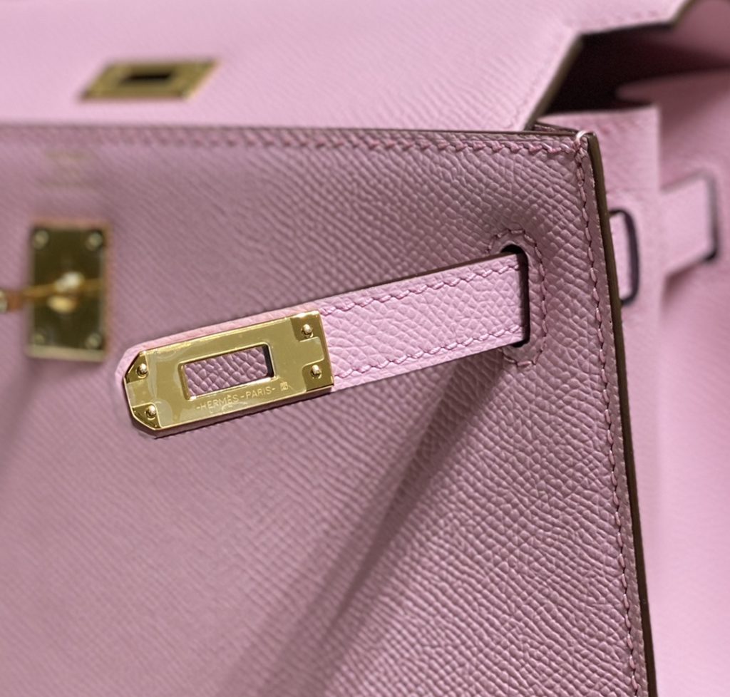 𝑬 𝒑 𝒔 𝒐 𝒎 𝑲 𝒆 𝒍 𝒍 𝒚 Hermes has transcended simple identity symbols in today's era_ More of a cultural symbol of spirit 🎶 With a lot of love for Kelly ❤️ No matter how the back is, it highlights a distinctive elegance 〰️ 28cm