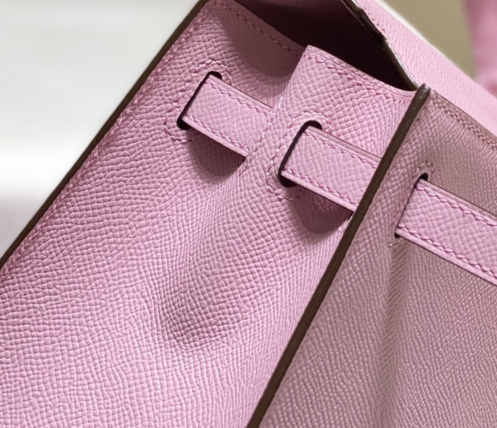 𝑬 𝒑 𝒔 𝒐 𝒎 𝑲 𝒆 𝒍 𝒍 𝒚 Hermes has transcended simple identity symbols in today's era_ More of a cultural symbol of spirit 🎶 With a lot of love for Kelly ❤️ No matter how the back is, it highlights a distinctive elegance 〰️ 28cm