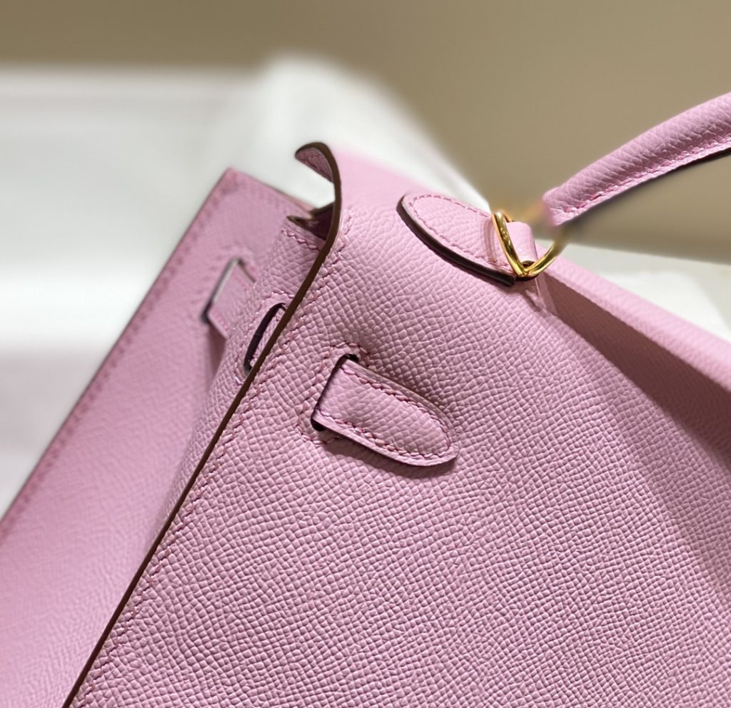 𝑬 𝒑 𝒔 𝒐 𝒎 𝑲 𝒆 𝒍 𝒍 𝒚 Hermes has transcended simple identity symbols in today's era_ More of a cultural symbol of spirit 🎶 With a lot of love for Kelly ❤️ No matter how the back is, it highlights a distinctive elegance 〰️ 28cm