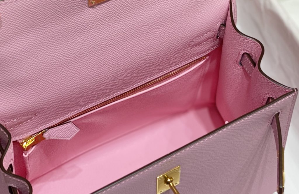 𝑬 𝒑 𝒔 𝒐 𝒎 𝑲 𝒆 𝒍 𝒍 𝒚 Hermes has transcended simple identity symbols in today's era_ More of a cultural symbol of spirit 🎶 With a lot of love for Kelly ❤️ No matter how the back is, it highlights a distinctive elegance 〰️ 28cm