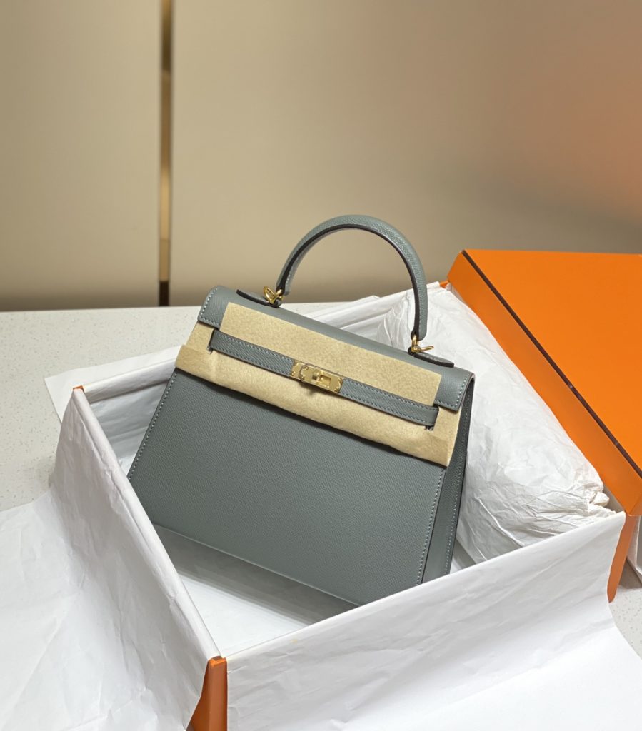 𝑬 𝒑 𝒔 𝒐 𝒎 𝑲 𝒆 𝒍 𝒍 𝒚 Hermes has transcended simple identity symbols in today's era_ More of a cultural symbol of spirit 🎶 With a lot of love for Kelly ❤️ No matter how the back is, it highlights a distinctive elegance 〰️ 28cm