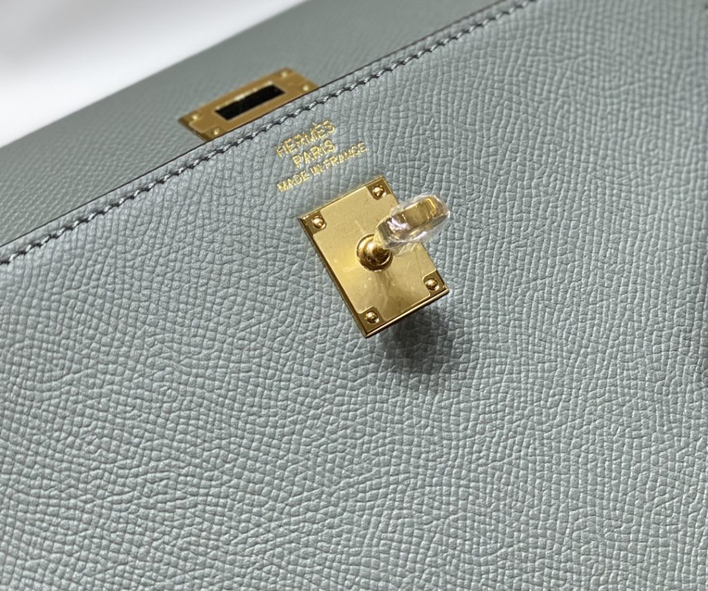 𝑬 𝒑 𝒔 𝒐 𝒎 𝑲 𝒆 𝒍 𝒍 𝒚 Hermes has transcended simple identity symbols in today's era_ More of a cultural symbol of spirit 🎶 With a lot of love for Kelly ❤️ No matter how the back is, it highlights a distinctive elegance 〰️ 28cm