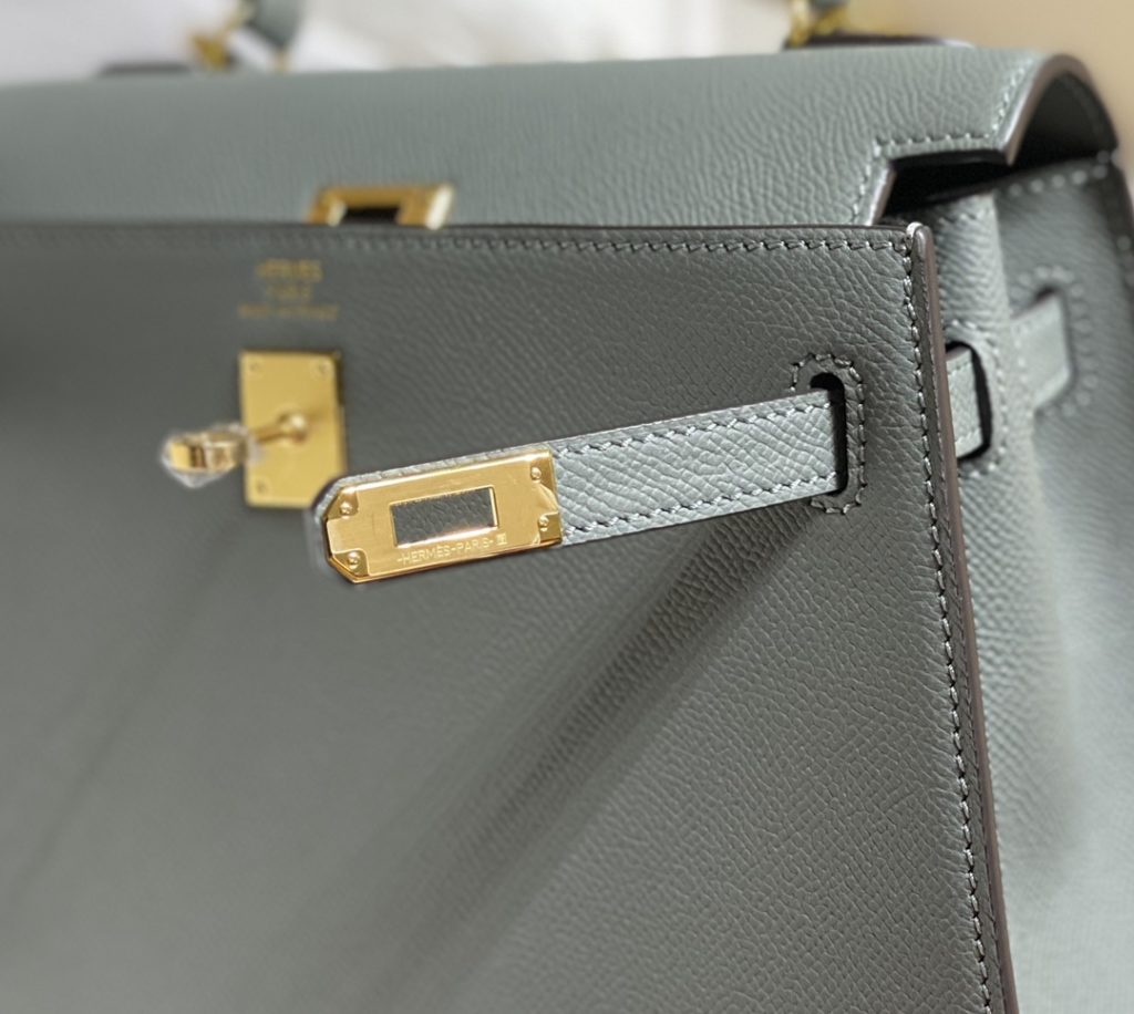 𝑬 𝒑 𝒔 𝒐 𝒎 𝑲 𝒆 𝒍 𝒍 𝒚 Hermes has transcended simple identity symbols in today's era_ More of a cultural symbol of spirit 🎶 With a lot of love for Kelly ❤️ No matter how the back is, it highlights a distinctive elegance 〰️ 28cm