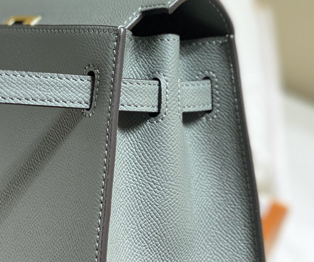 𝑬 𝒑 𝒔 𝒐 𝒎 𝑲 𝒆 𝒍 𝒍 𝒚 Hermes has transcended simple identity symbols in today's era_ More of a cultural symbol of spirit 🎶 With a lot of love for Kelly ❤️ No matter how the back is, it highlights a distinctive elegance 〰️ 28cm