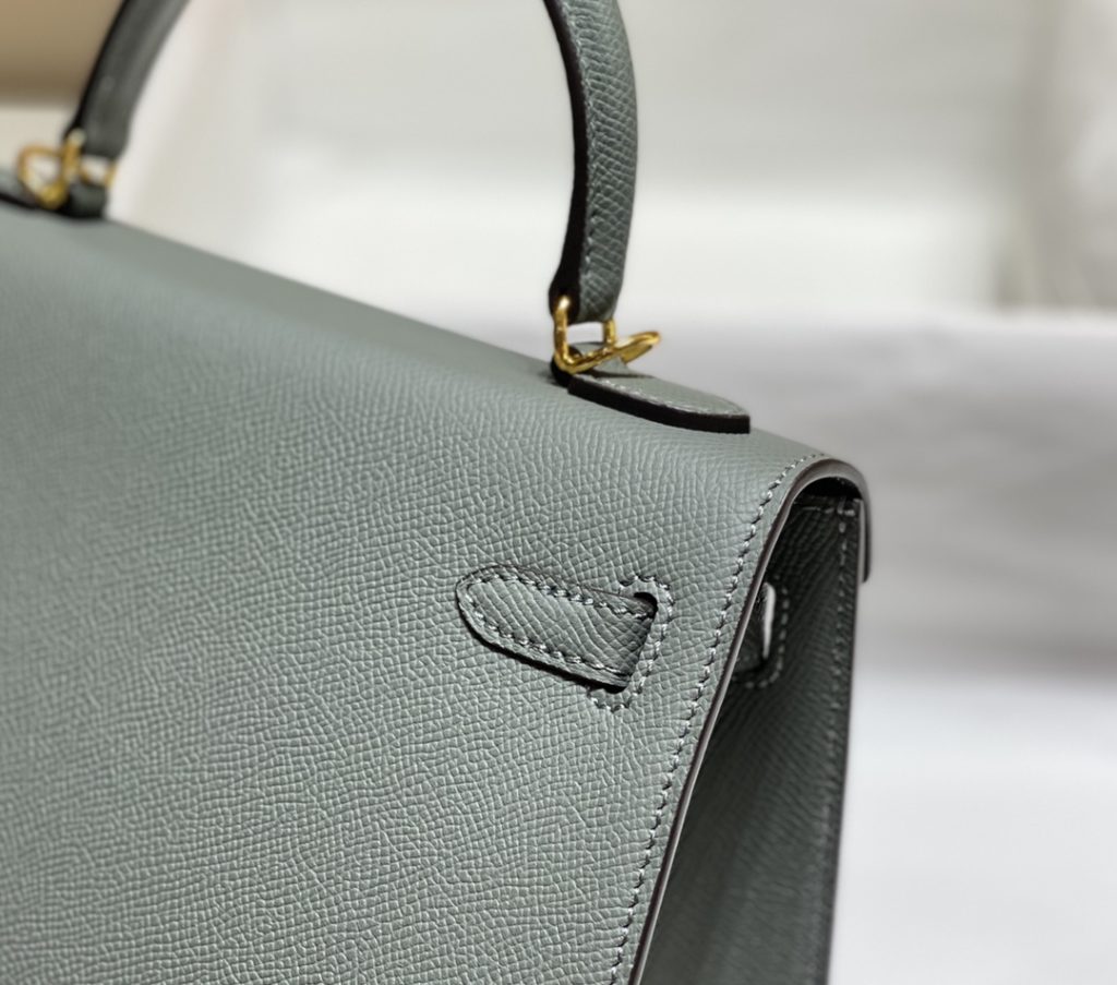 𝑬 𝒑 𝒔 𝒐 𝒎 𝑲 𝒆 𝒍 𝒍 𝒚 Hermes has transcended simple identity symbols in today's era_ More of a cultural symbol of spirit 🎶 With a lot of love for Kelly ❤️ No matter how the back is, it highlights a distinctive elegance 〰️ 28cm