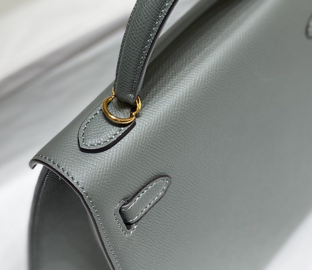 𝑬 𝒑 𝒔 𝒐 𝒎 𝑲 𝒆 𝒍 𝒍 𝒚 Hermes has transcended simple identity symbols in today's era_ More of a cultural symbol of spirit 🎶 With a lot of love for Kelly ❤️ No matter how the back is, it highlights a distinctive elegance 〰️ 28cm