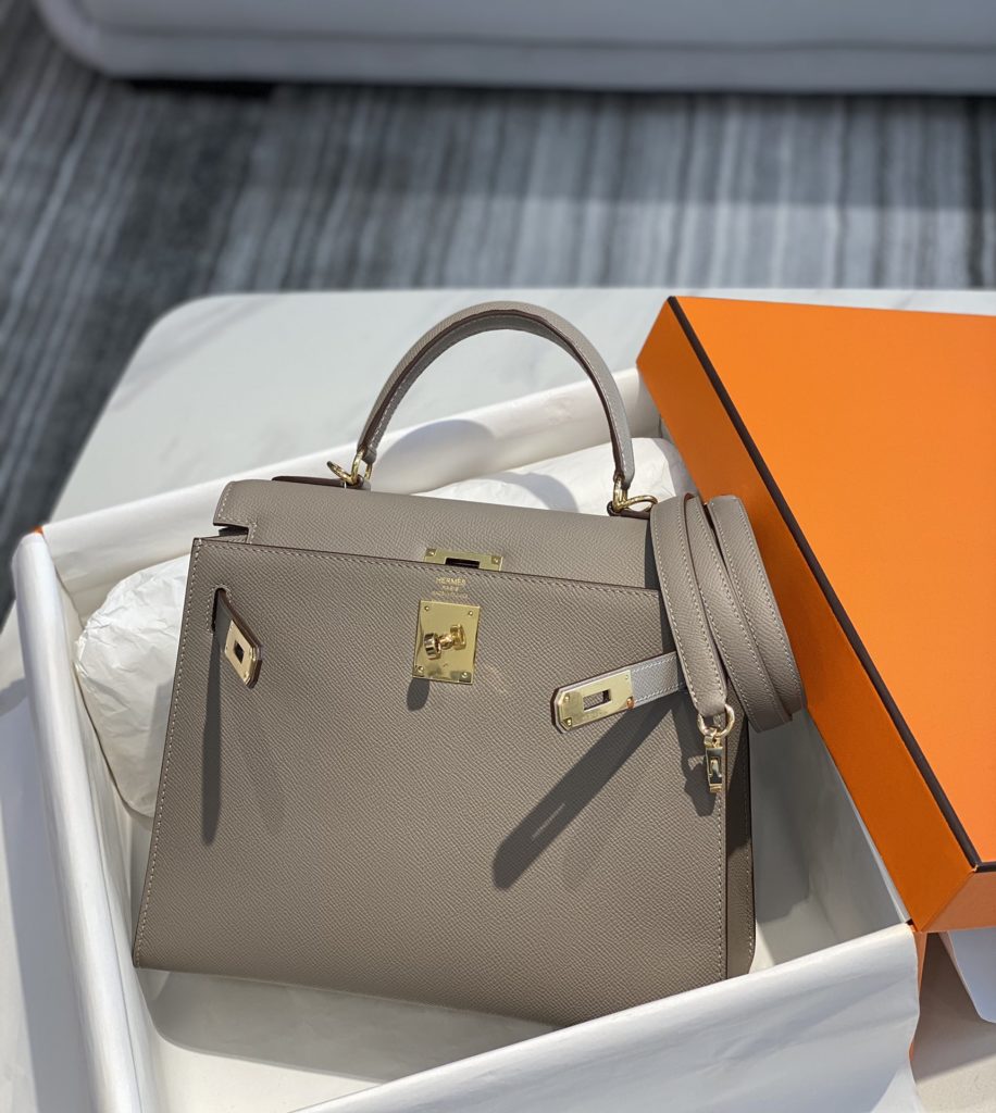 𝑬 𝒑 𝒔 𝒐 𝒎 𝑲 𝒆 𝒍 𝒍 𝒚 asphalt ash ⛅ : Hermes has transcended simple identity symbols in today's era_ More of a cultural symbol of spirit 🎶 With a lot of love for Kelly ❤️ No matter how the back is, it highlights a distinctive elegance 〰️ 25cm 28cm
