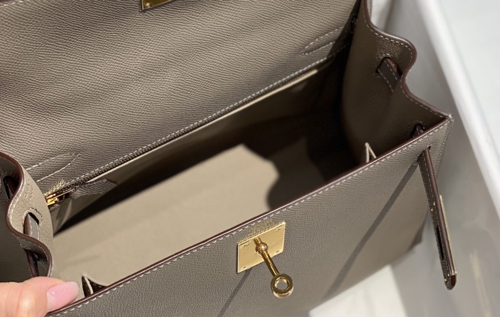 𝑬 𝒑 𝒔 𝒐 𝒎 𝑲 𝒆 𝒍 𝒍 𝒚 asphalt ash ⛅ : Hermes has transcended simple identity symbols in today's era_ More of a cultural symbol of spirit 🎶 With a lot of love for Kelly ❤️ No matter how the back is, it highlights a distinctive elegance 〰️ 25cm 28cm